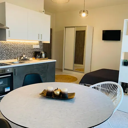 Caesar Deluxe In Apartmán Ermupoli